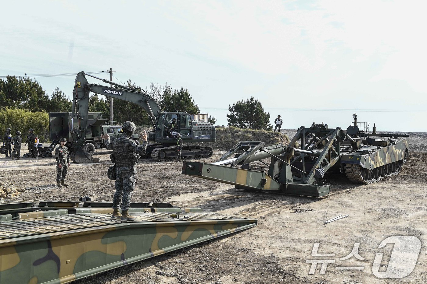 (서울=뉴스1) = 28일 경북 포항시 북구 독석리 해안 일대에서 열린 해군 해병대 합동상륙훈련에서 교량전차가 교량을 설치 중에 있다. (해병대사령부 제공. 재판매 및 DB 금지) …