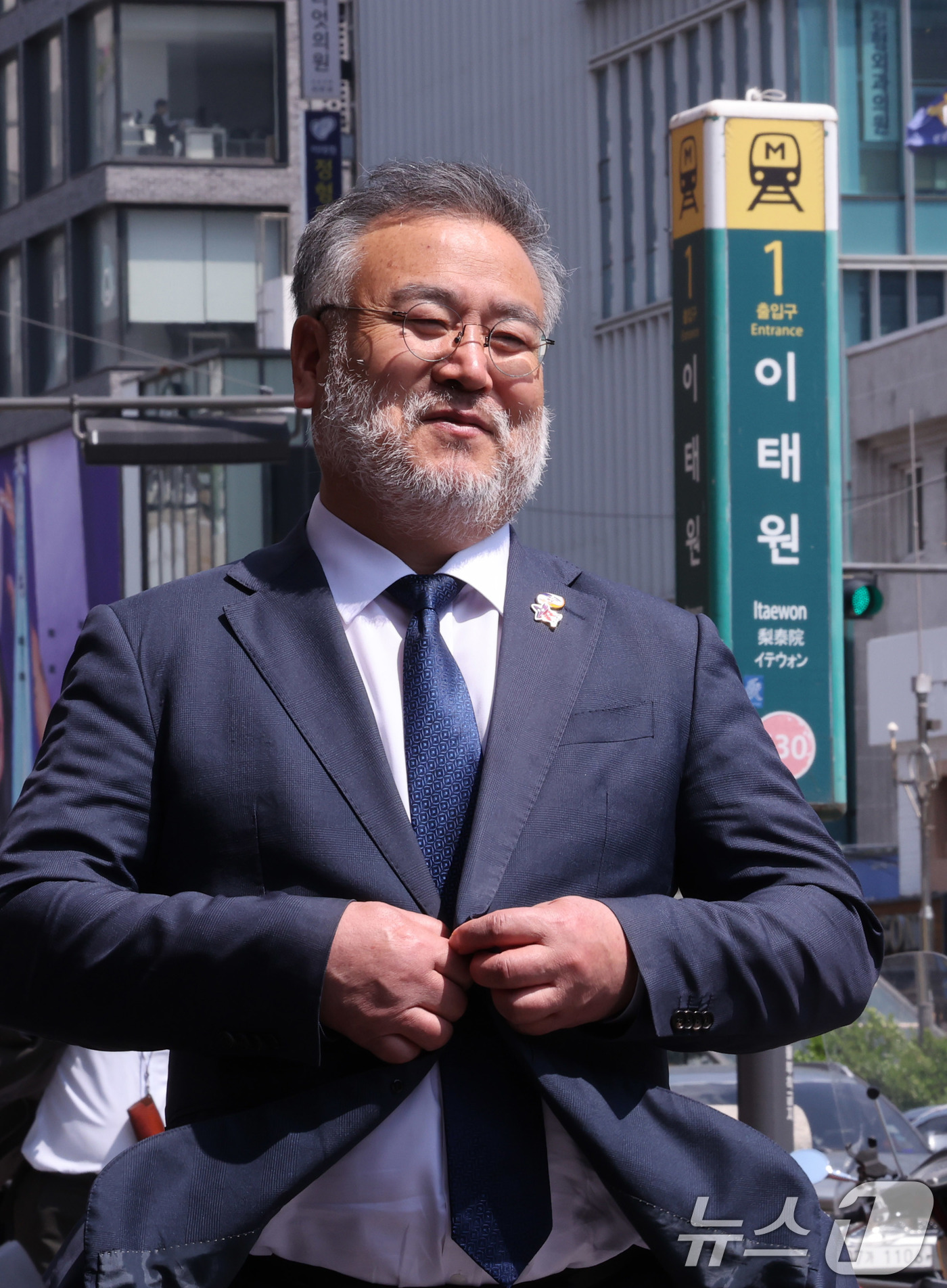 (서울=뉴스1) 박지혜 기자 = 송기춘 이태원참사 특조위원장이 28일 오후 서울 이태원 해밀톤호텔 옆 '기억과 안전의 길'로 향하고 있다.이날 특조위는 현장을 찾아 참사에 희생된 …