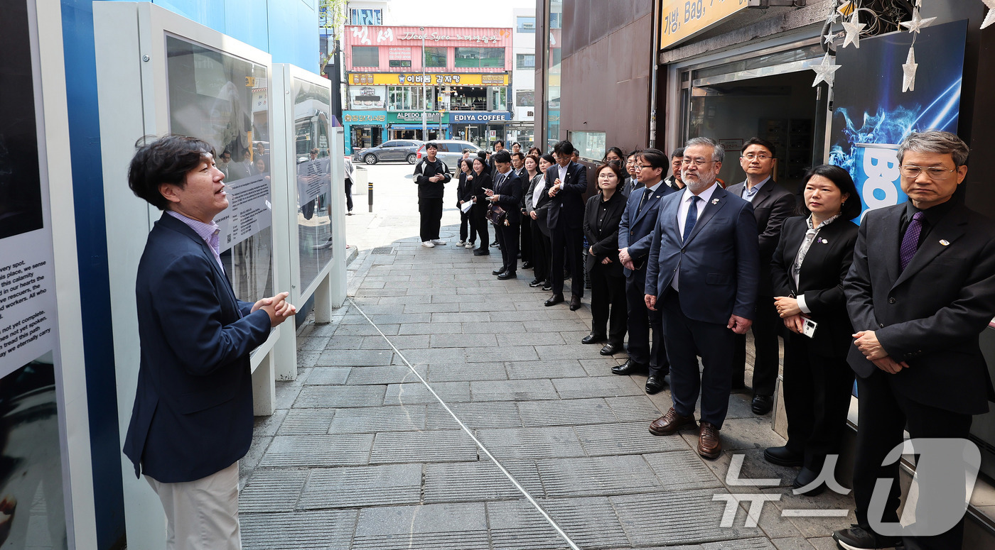 (서울=뉴스1) 박지혜 기자 = 송기춘 이태원참사 특조위원장과 신규 임용 조사관들이 28일 오후 서울 이태원 해밀톤호텔 옆 '기억과 안전의 길'을 둘러보고 있다.이날 특조위는 현장 …