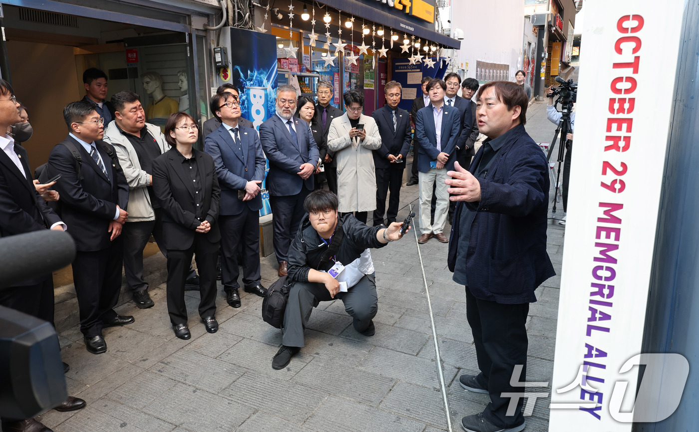 (서울=뉴스1) 박지혜 기자 = 송기춘 이태원참사 특조위원장과 신규 임용 조사관들이 28일 오후 서울 이태원 해밀톤호텔 옆 '기억과 안전의 길'을 둘러보고 있다.이날 특조위는 현장 …