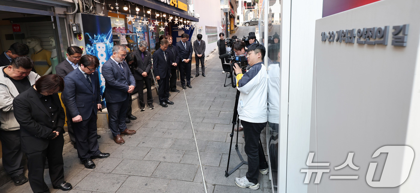 (서울=뉴스1) 박지혜 기자 = 송기춘 이태원참사 특조위원장과 신규 임용 조사관들이 28일 오후 서울 이태원 해밀톤호텔 옆 '기억과 안전의 길'을 찾아 묵념하고 있다.이날 특조위는 …