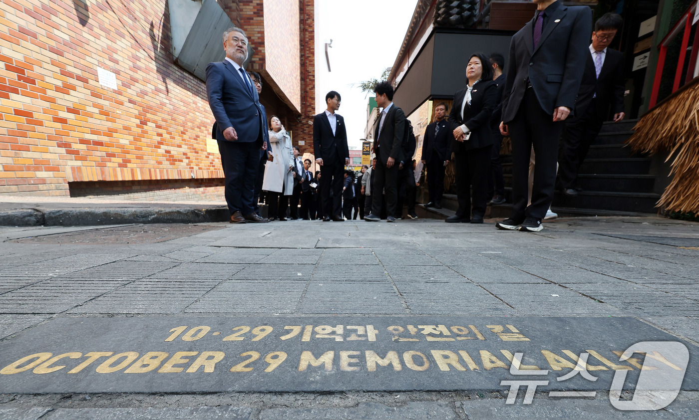 (서울=뉴스1) 박지혜 기자 = 송기춘 이태원참사 특조위원장과 신규 임용 조사관들이 28일 오후 서울 이태원 해밀톤호텔 옆 '기억과 안전의 길'을 둘러보고 있다.이날 특조위는 현장 …
