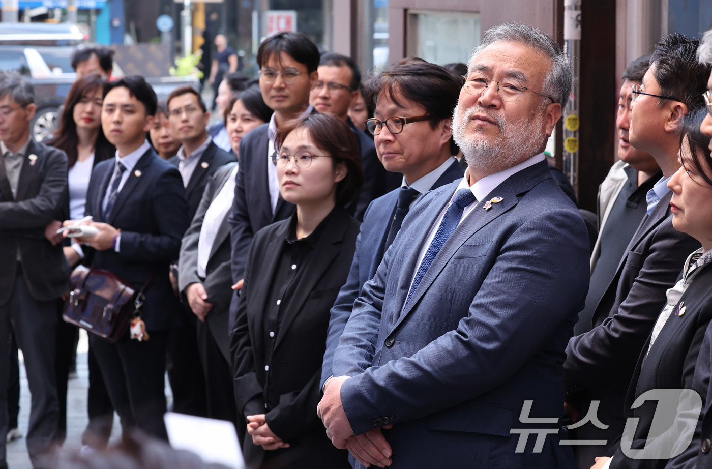 (서울=뉴스1) 박지혜 기자 = 송기춘 이태원참사 특조위원장과 신규 임용 조사관들이 28일 오후 서울 이태원 해밀톤호텔 옆 '기억과 안전의 길'을 둘러보고 있다.이날 특조위는 현장 …