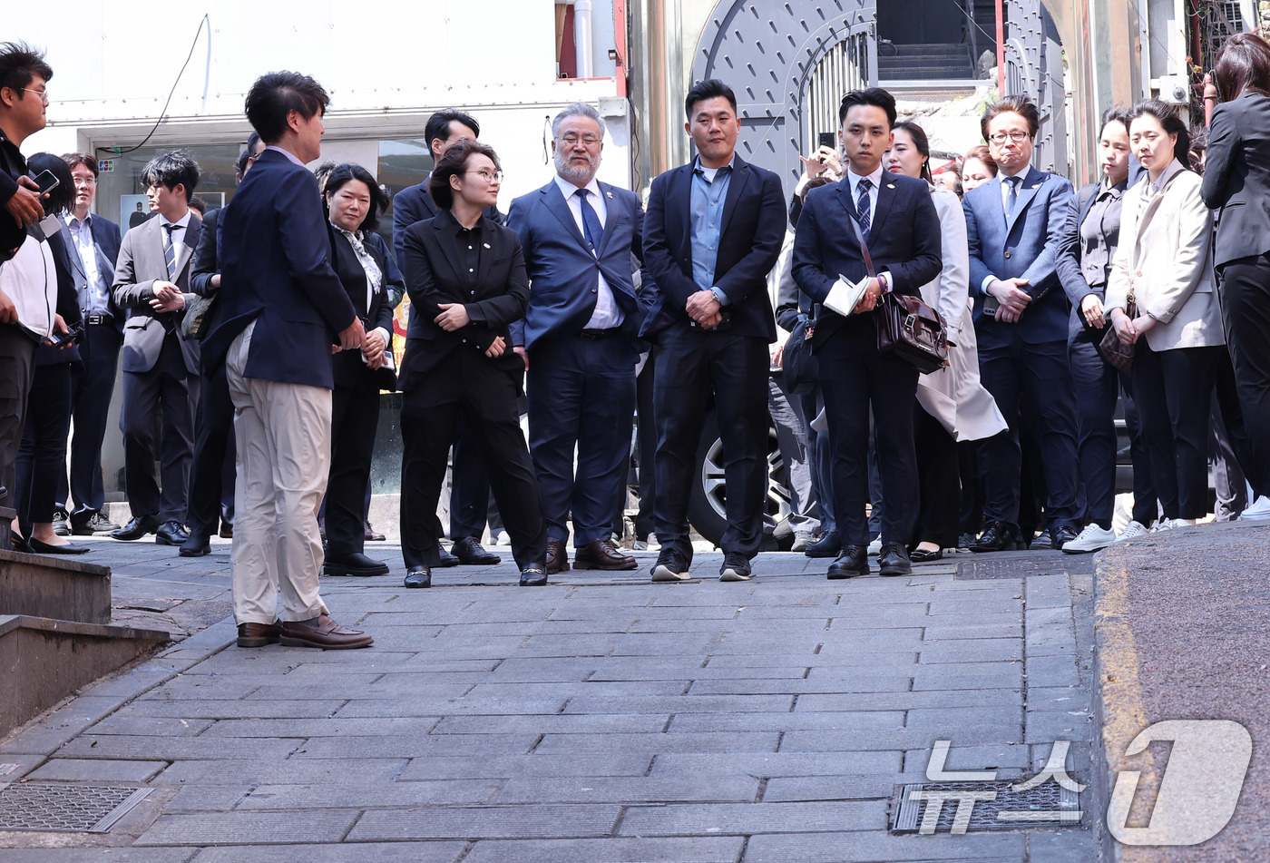 (서울=뉴스1) 박지혜 기자 = 송기춘 이태원참사 특조위원장과 신규 임용 조사관들이 28일 오후 서울 이태원 해밀톤호텔 옆 '기억과 안전의 길'을 둘러보고 있다.이날 특조위는 현장 …