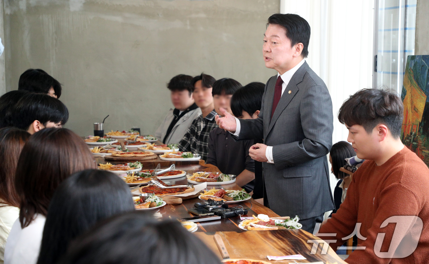 (청주=뉴스1) 김용빈 기자 = 안철수 국민의힘 대선 경선 후보가 28일 오후 충북 청주시 한 카페에서 대학생들과 간담회를 진행하고 있다. 2025.4.28/뉴스1