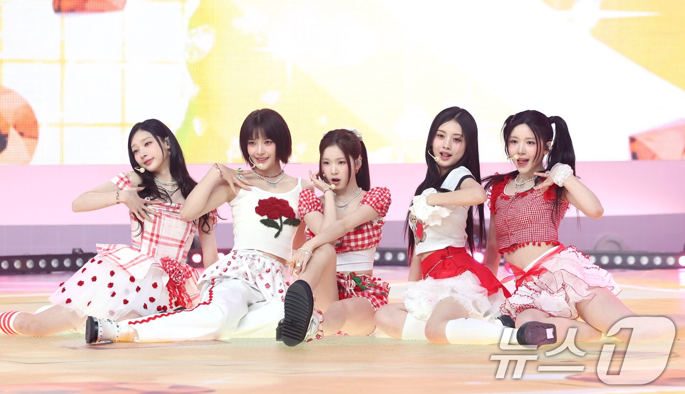 본문 이미지 - 그룹 힛지스(HITGS)가 28일 서울 등촌동 SBS 공개홀에서 가진 첫 번째 싱글 앨범 '띵스 위 러브 : 에이치(Things we love : H)' 쇼케이스에서 타이틀 곡 '사워패치'를 선보이고 있다. 2025.4.28/뉴스1 ⓒ News1 권현진 기자