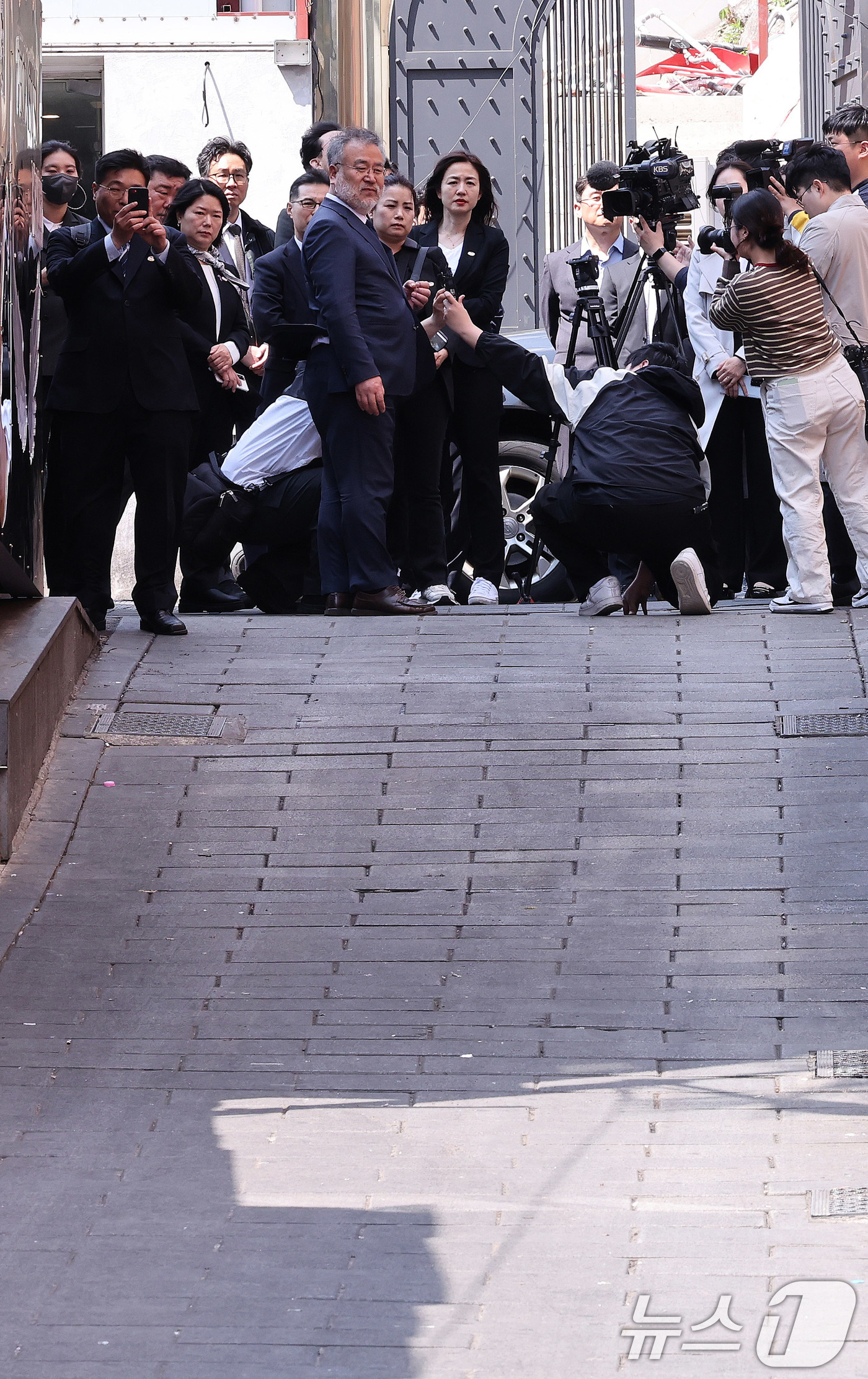 (서울=뉴스1) 박지혜 기자 = 송기춘 이태원참사 특조위원장과 신규 임용 조사관들이 28일 오후 서울 이태원 해밀톤호텔 옆 '기억과 안전의 길'을 둘러보고 있다.이날 특조위는 현장 …