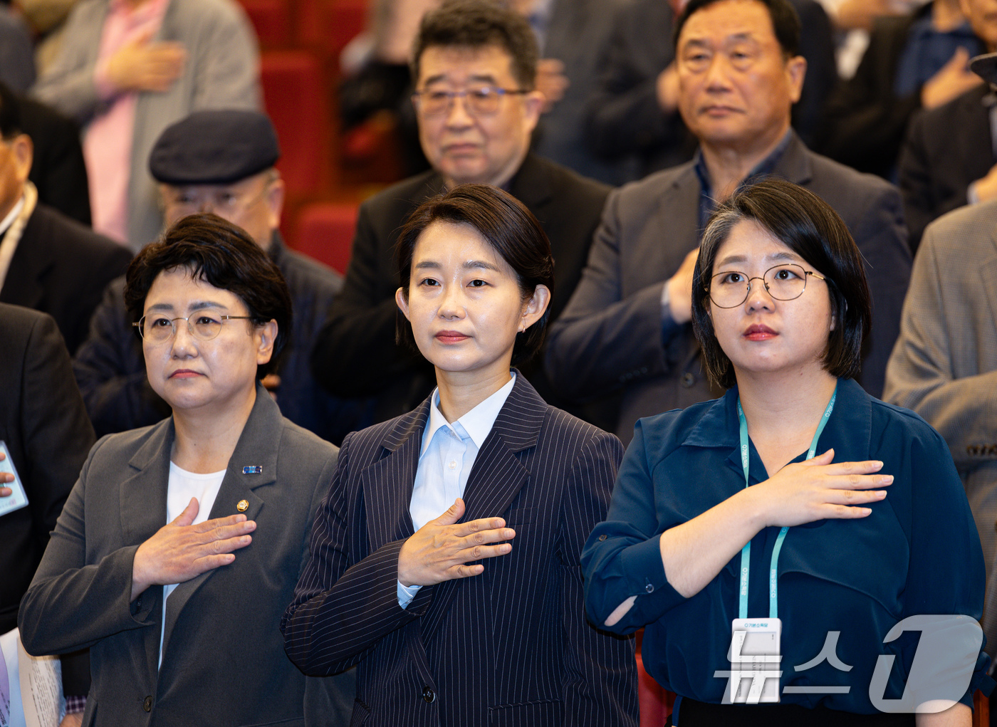 (서울=뉴스1) 이재명 기자 = 김선민 조국혁신당 대표 권한대행과 김재연 진보당 상임대표, 용혜인 기본소득당 대표를 비롯한 참석자들이 28일 오후 서울 여의도 국회 의원회관에서 열 …