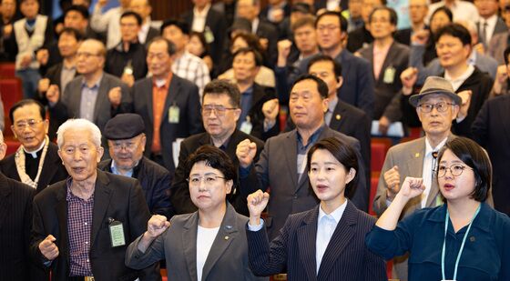 임을 위한 행진곡 제창하는 야3당 대표