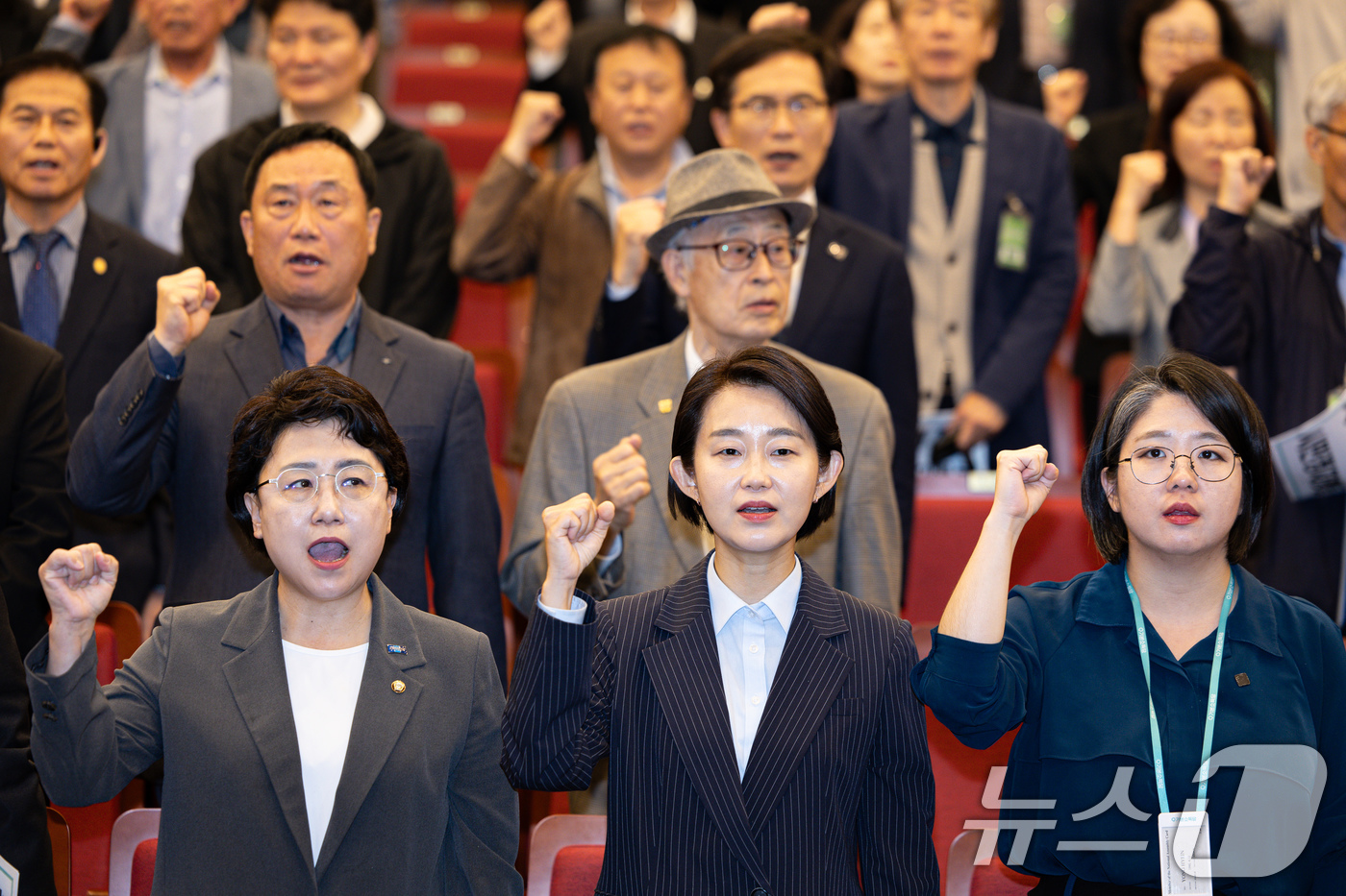 (서울=뉴스1) 이재명 기자 = 김선민 조국혁신당 대표 권한대행과 김재연 진보당 상임대표, 용혜인 기본소득당 대표를 비롯한 참석자들이 28일 오후 서울 여의도 국회 의원회관에서 열 …