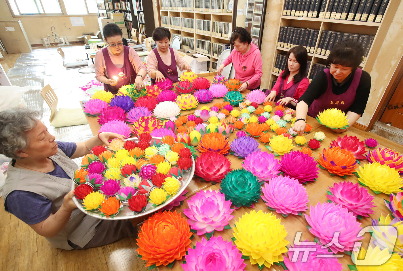 (대구=뉴스1) 공정식 기자 = 불기 2569년 부처님오신날(음력 4월 8일)을 일주일 앞둔 28일 대구 남구 봉덕동 한국불교대학 大관음사에서 불자들이 정성을 다해 연등을 만들고 …