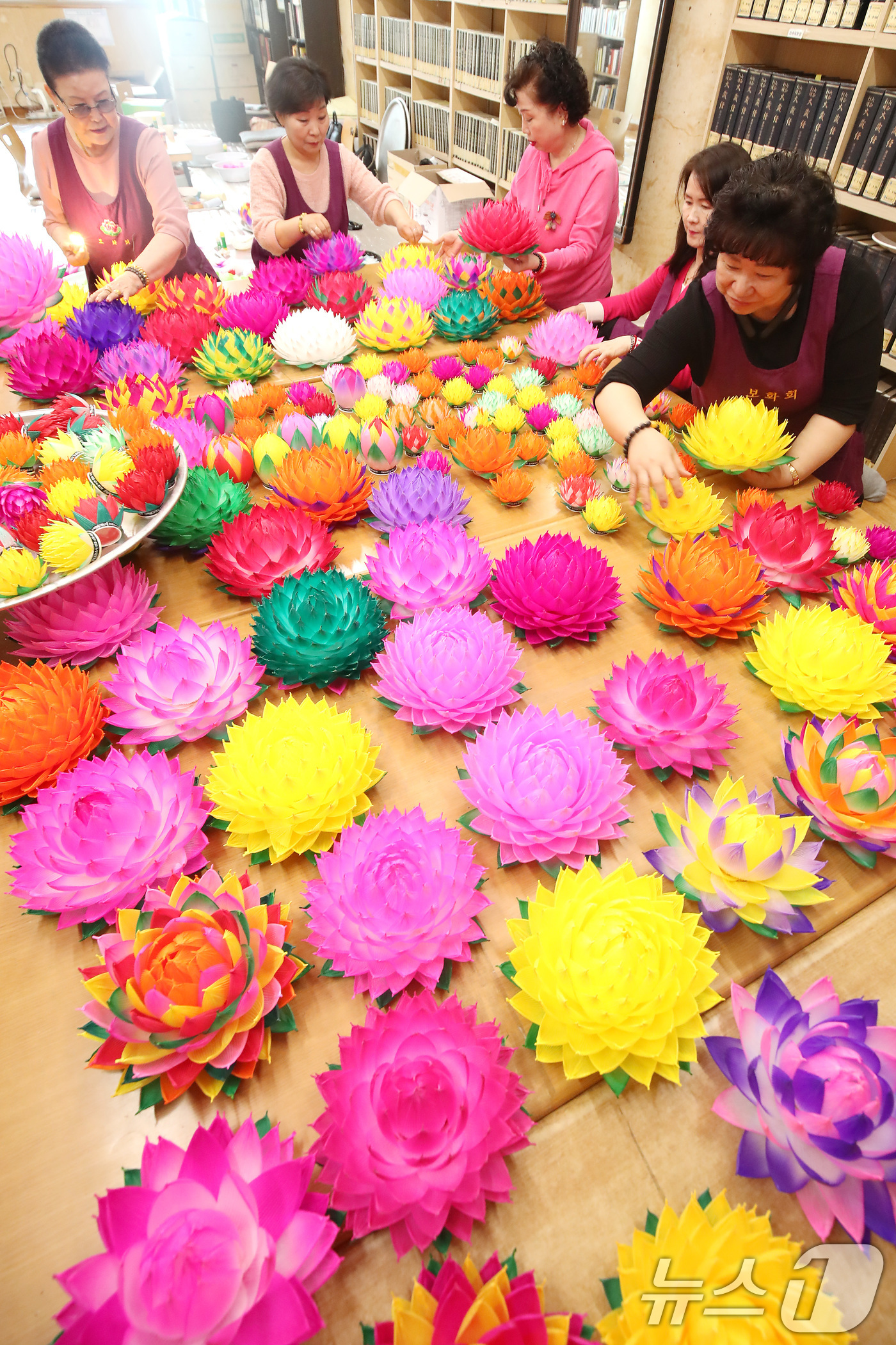 (대구=뉴스1) 공정식 기자 = 불기 2569년 부처님오신날(음력 4월 8일)을 일주일 앞둔 28일 대구 남구 봉덕동 한국불교대학 大관음사에서 불자들이 정성을 다해 연등을 만들고 …