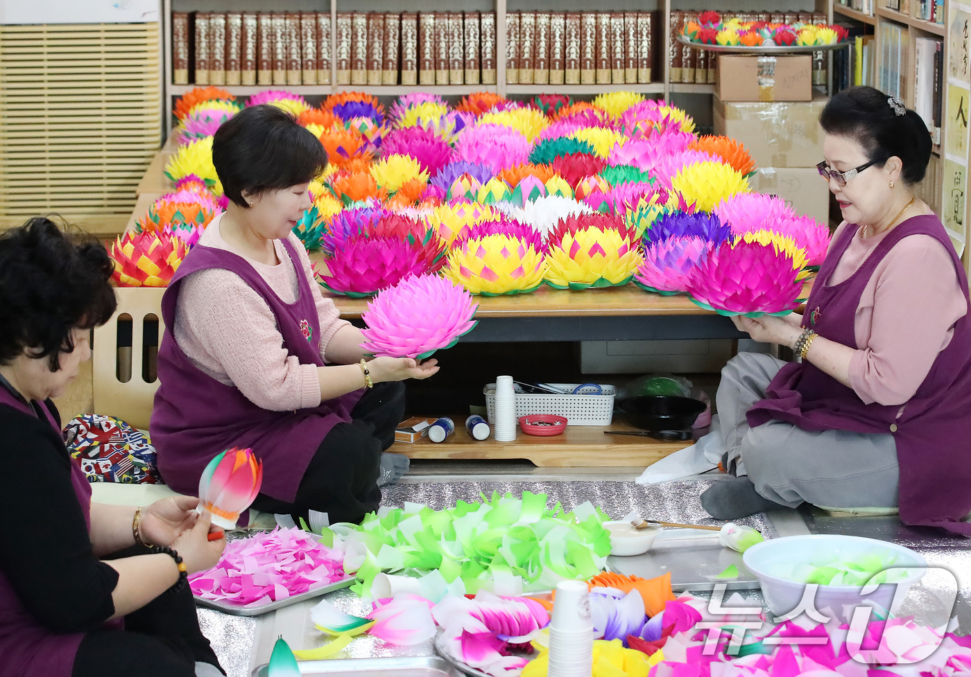 (대구=뉴스1) 공정식 기자 = 불기 2569년 부처님오신날(음력 4월 8일)을 일주일 앞둔 28일 대구 남구 봉덕동 한국불교대학 大관음사에서 불자들이 정성을 다해 연등을 만들고 …