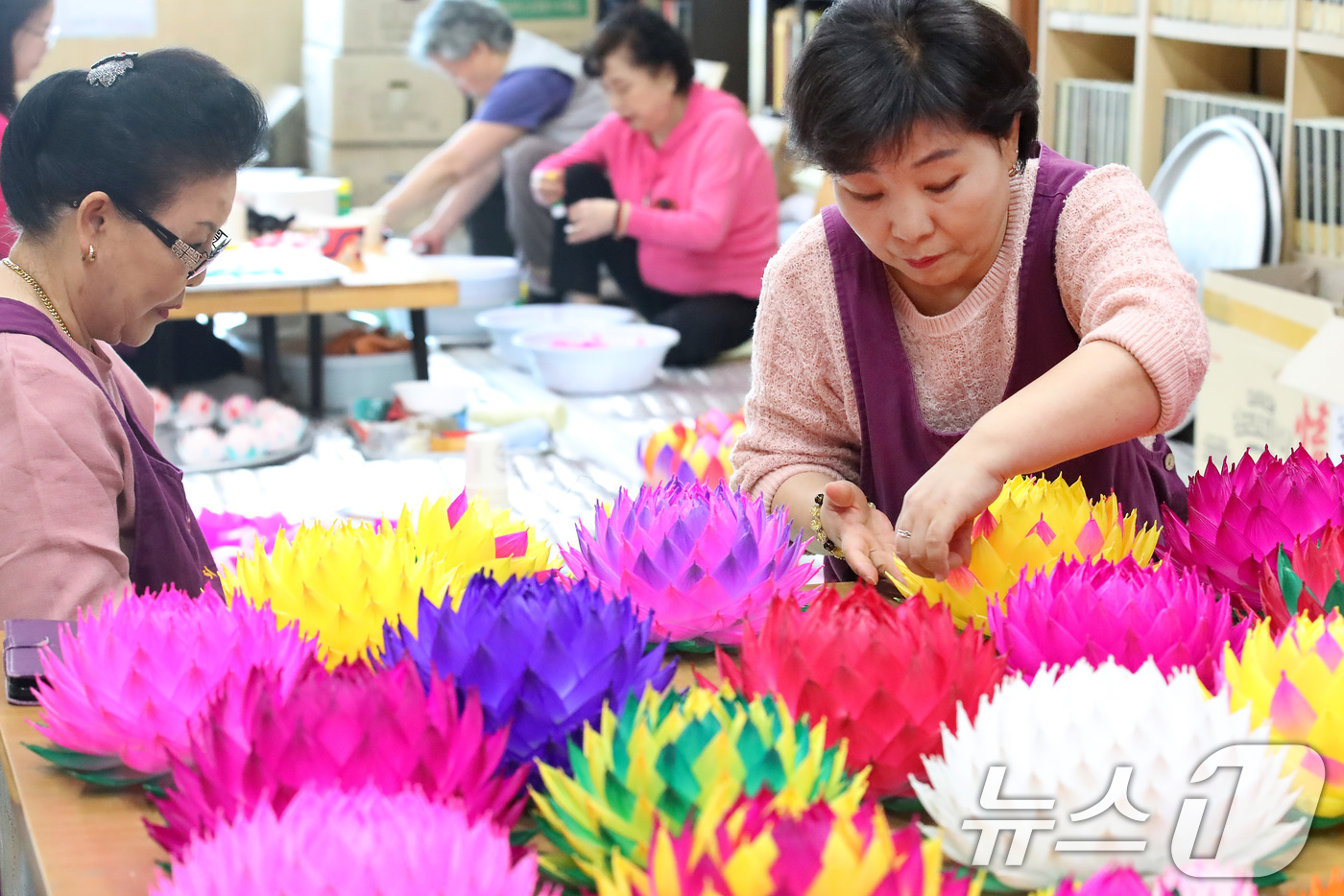 (대구=뉴스1) 공정식 기자 = 불기 2569년 부처님오신날(음력 4월 8일)을 일주일 앞둔 28일 대구 남구 봉덕동 한국불교대학 大관음사에서 불자들이 정성을 다해 연등을 만들고 …