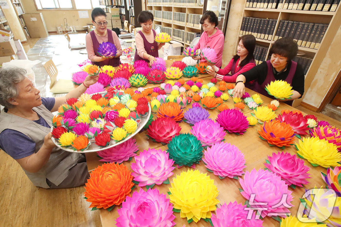 (대구=뉴스1) 공정식 기자 = 불기 2569년 부처님오신날(음력 4월 8일)을 일주일 앞둔 28일 대구 남구 봉덕동 한국불교대학 大관음사에서 불자들이 정성을 다해 연등을 만들고 …