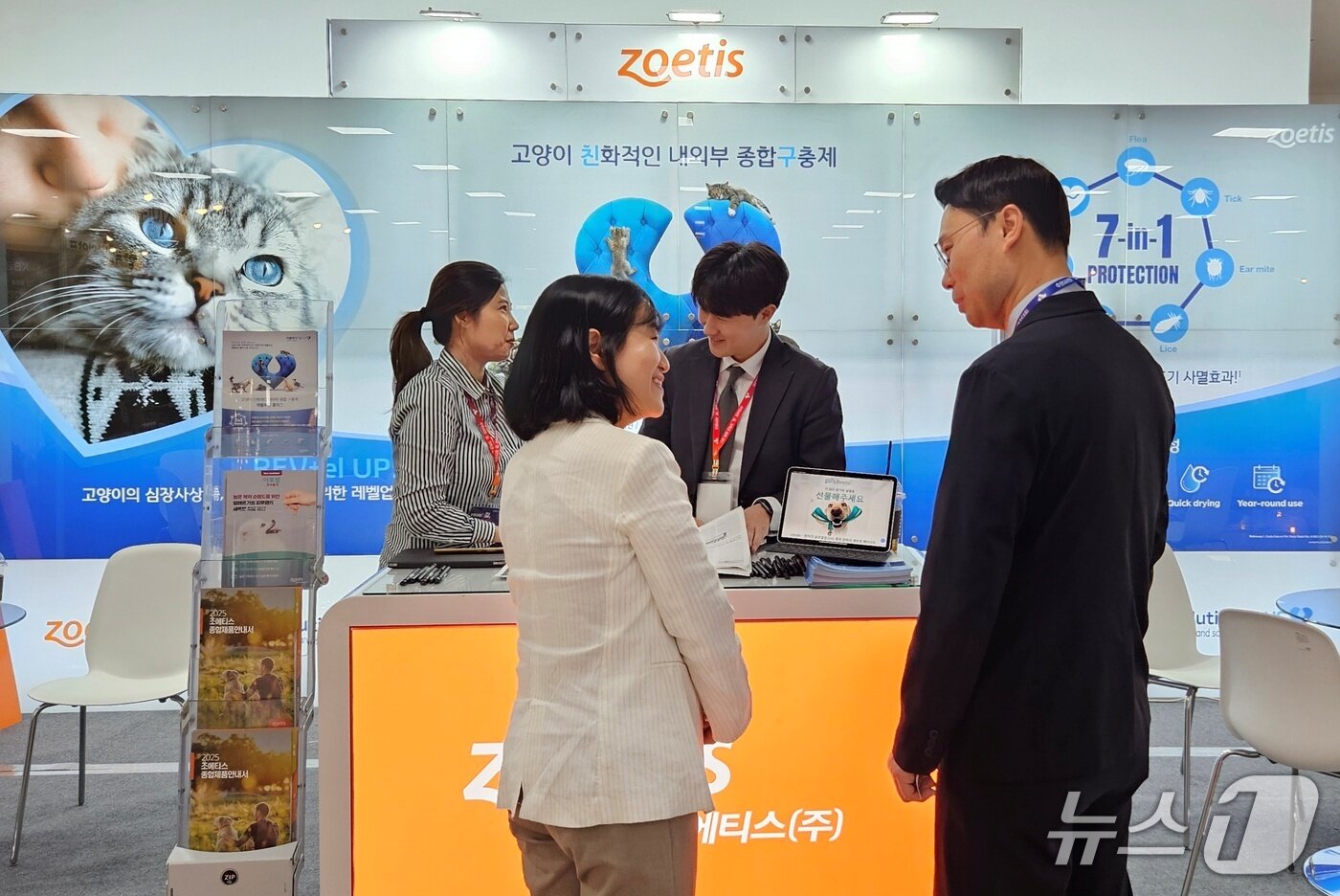 본문 이미지 - 27일 청주에서 열린 충북수의사회 학술행사에 참가한 기업들은 자사 제품을 소개했다. ⓒ 뉴스1 최서윤 기자