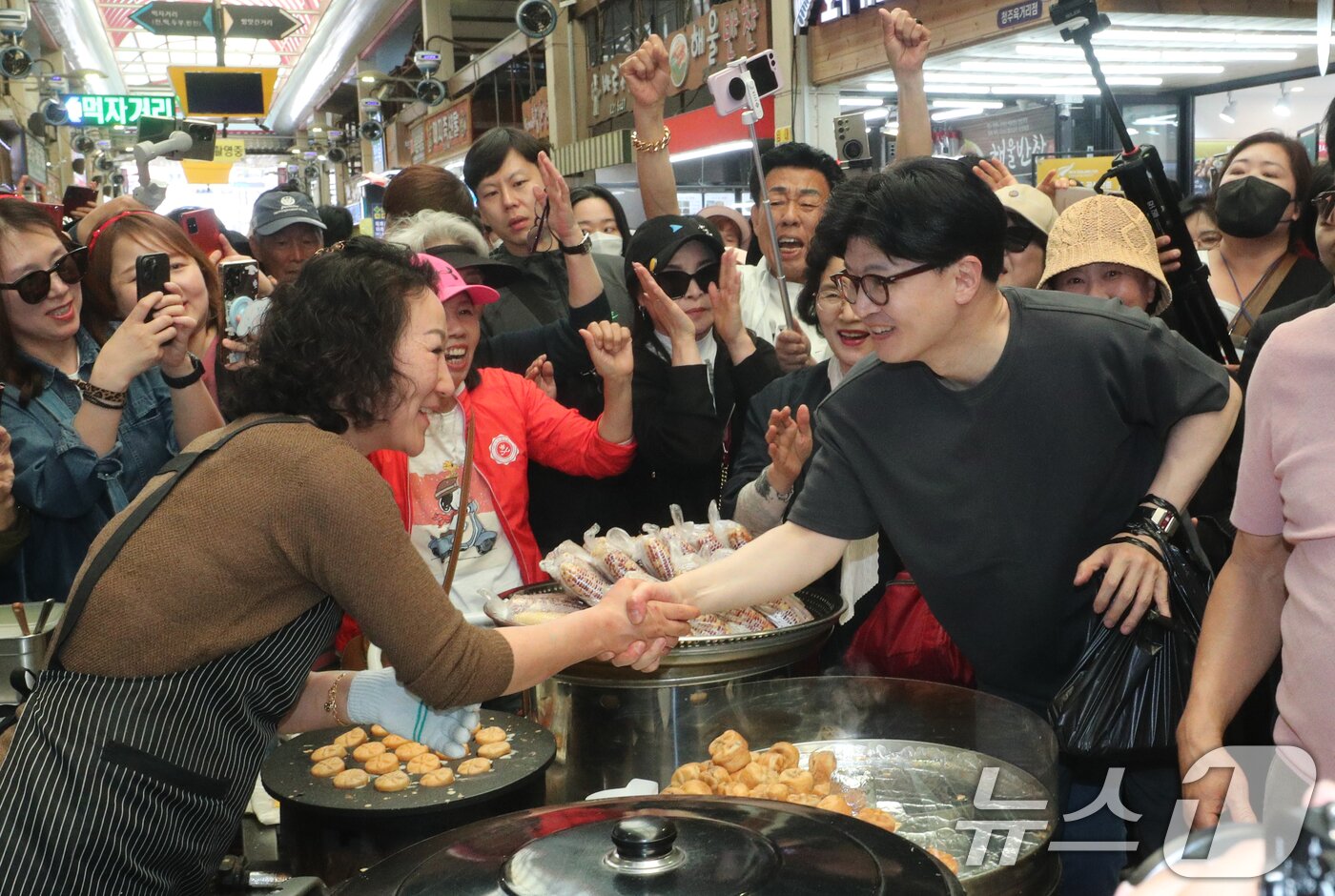 본문 이미지 - 한동훈 국민의힘 대선 경선 후보가 28일 오후 충북 청주시 육거리종합시장에서 상인들과 인하고 있다. 2025.4.28/뉴스1 ⓒ News1 김용빈 기자