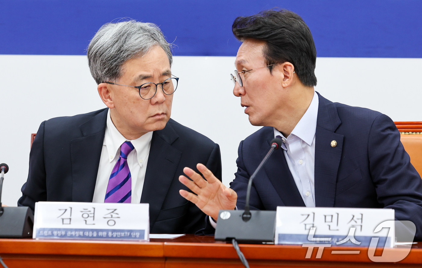 (서울=뉴스1) 안은나 기자 = 김현종 더불어민주당 트럼프 행정부 관세정책 대응을 위한 통상안보TF 단장(왼쪽)과 김민석 최고위원이 28일 오후 서울 여의도 국회에서 열린 TF 2 …