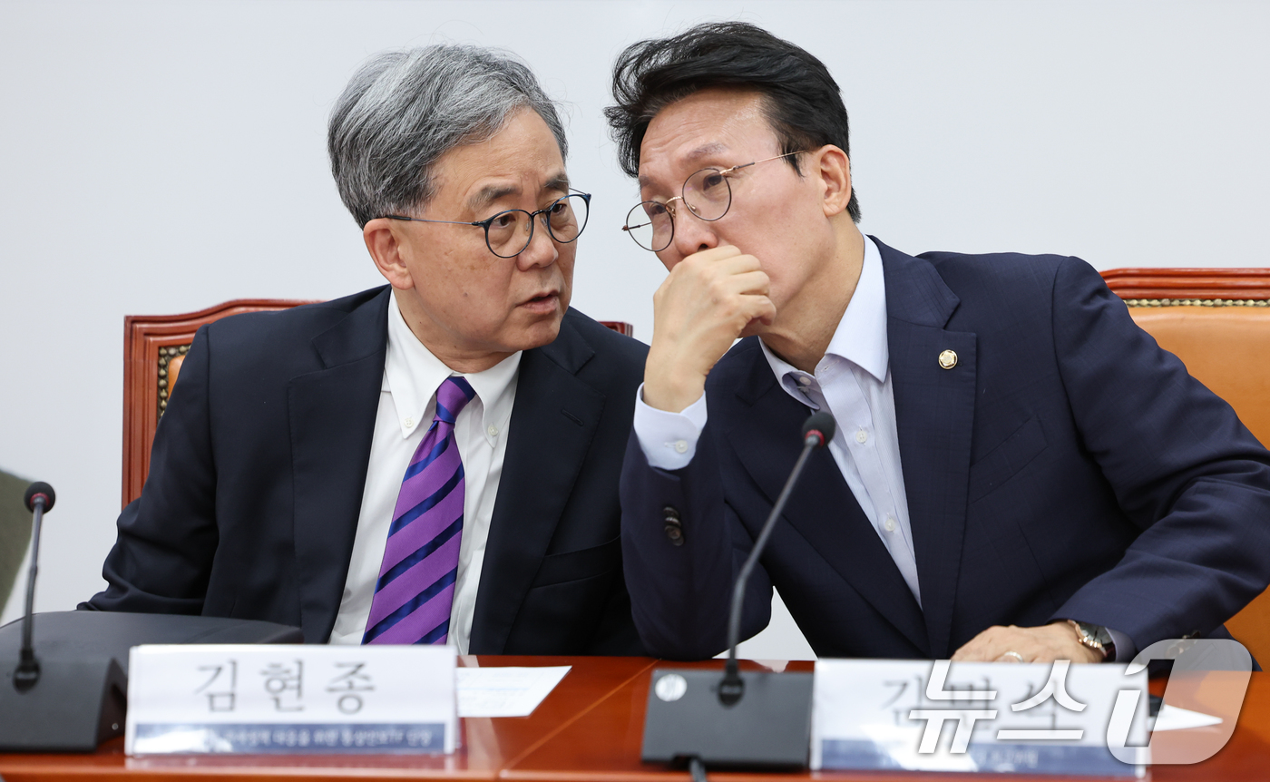 (서울=뉴스1) 안은나 기자 = 김현종 더불어민주당 트럼프 행정부 관세정책 대응을 위한 통상안보TF 단장(왼쪽)과 김민석 최고위원이 28일 오후 서울 여의도 국회에서 열린 TF 2 …