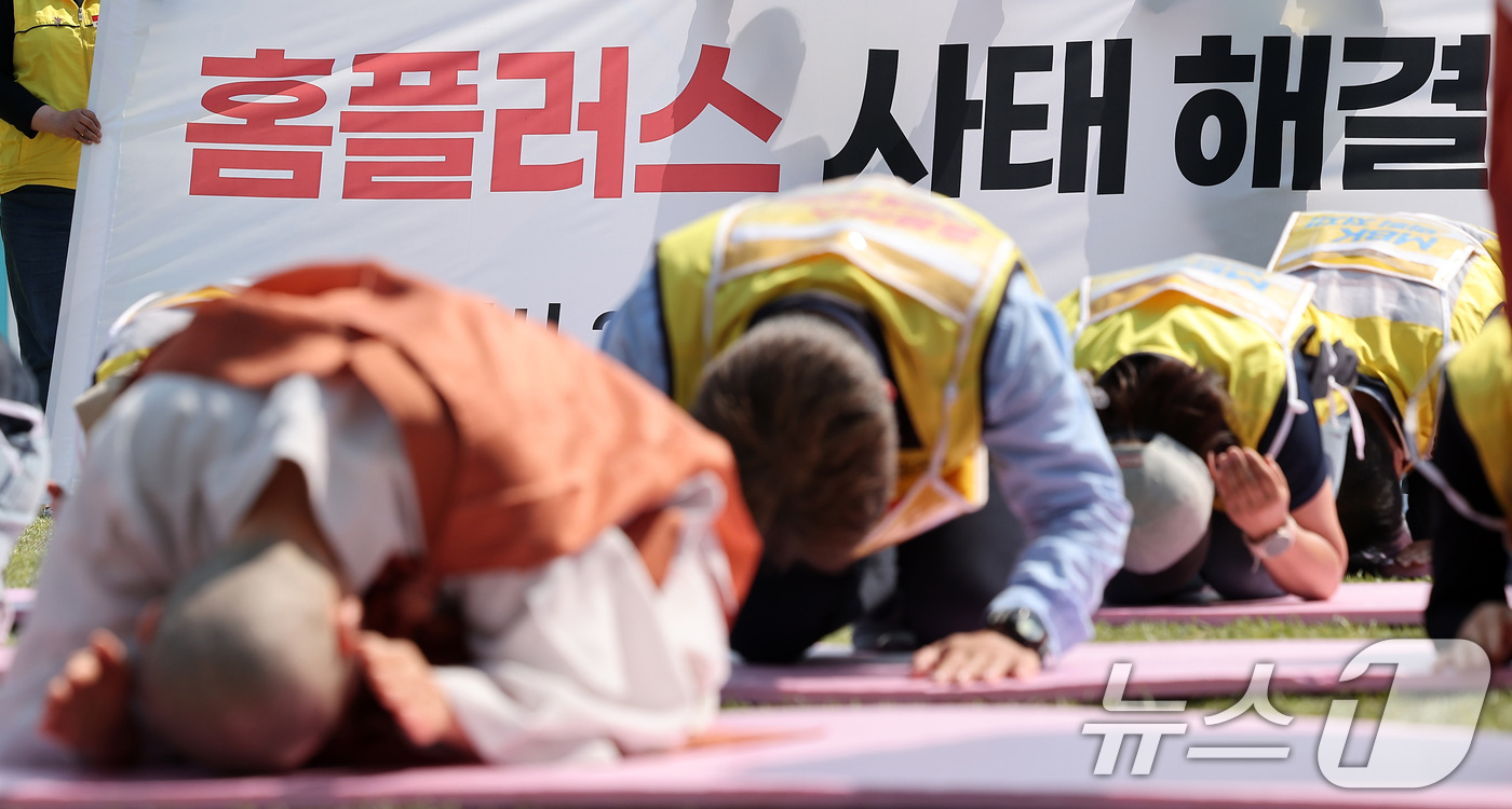 (서울=뉴스1) 김성진 기자 = 민주노총 서비스연맹 마트산업노동조합 안수용 홈플러스 지부장을 비롯한 회원들이 28일 서울 종로구 광화문광장에서 홈플러스 사태 해결을 위한 단식 선포 …