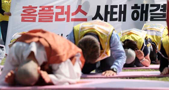 홈플러스 사태 해결 위해 108배하는 마트산업노조