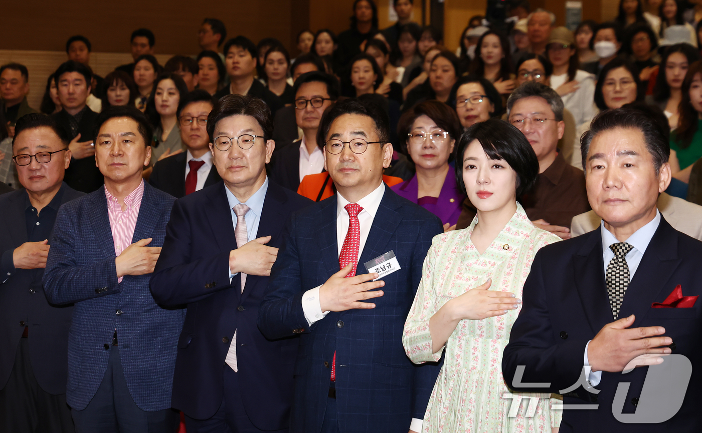 (서울=뉴스1) 김민지 기자 = 권성동 국민의힘 원내대표(왼쪽 세번째)가 28일 서울 여의도 국회 의원회관에서 열린 '대한민국 무용의 새로운 도약, 무용진흥법 제정 공청회'에서 배 …