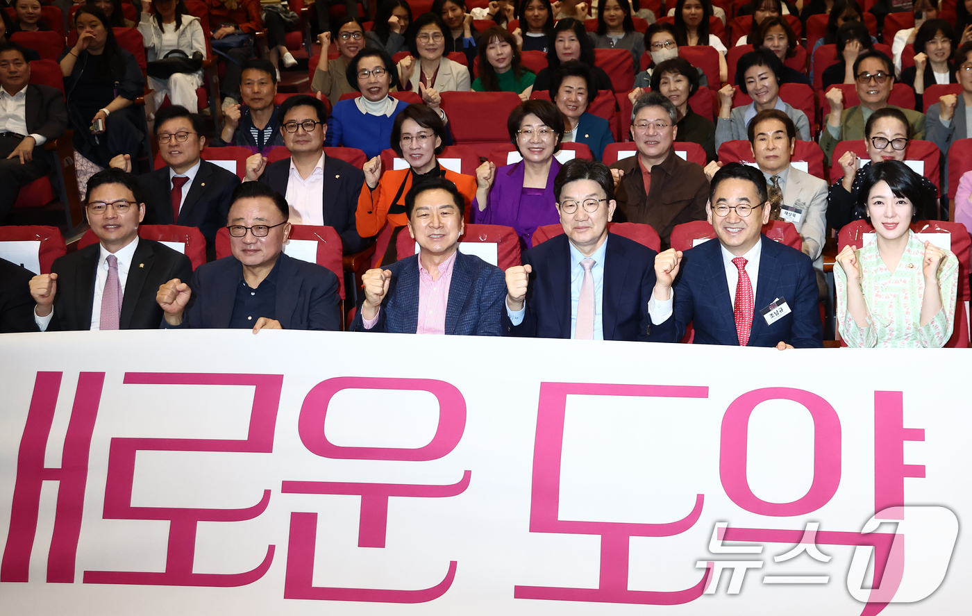 (서울=뉴스1) 김민지 기자 = 권성동 국민의힘 원내대표(앞줄 오른쪽 세번째)가 28일 서울 여의도 국회 의원회관에서 열린 '대한민국 무용의 새로운 도약, 무용진흥법 제정 공청회' …