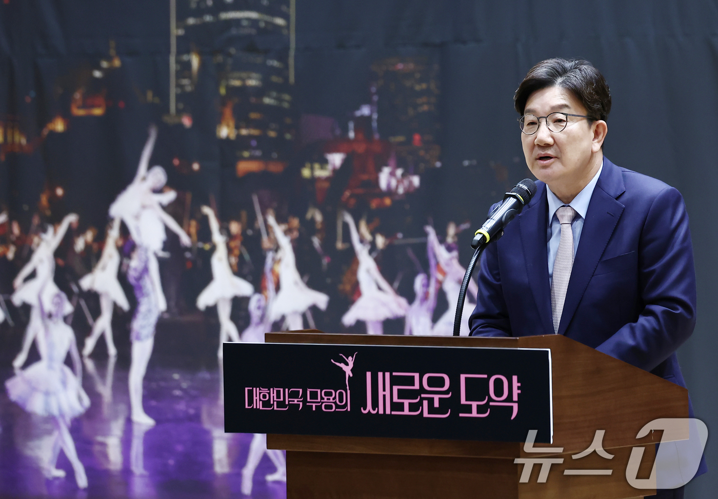 (서울=뉴스1) 김민지 기자 = 권성동 국민의힘 원내대표가 28일 서울 여의도 국회 의원회관에서 열린 '대한민국 무용의 새로운 도약, 무용진흥법 제정 공청회'에서 축사를 하고 있다 …
