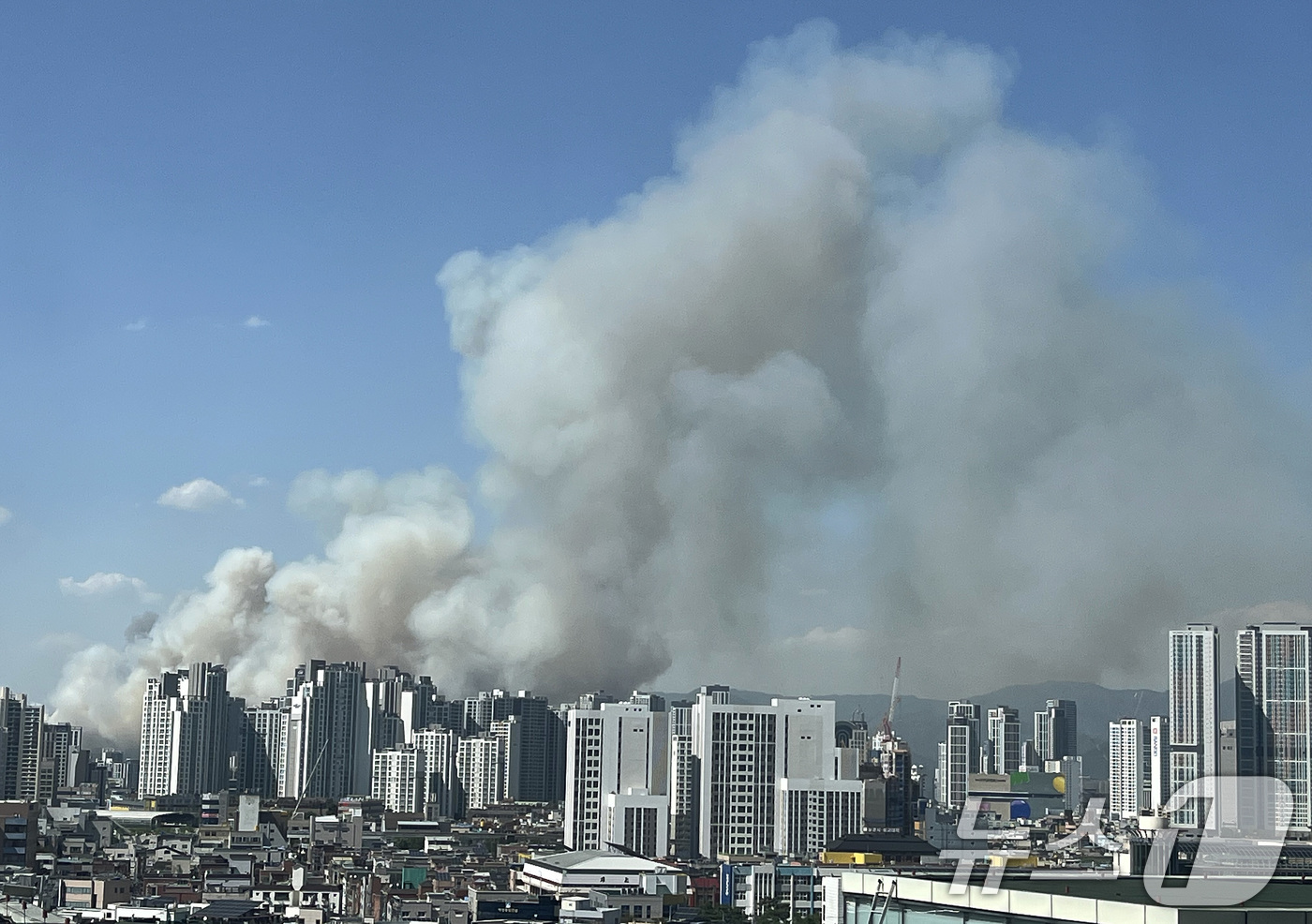 (대구=뉴스1) 공정식 기자 = 28일 오후 2시 1분쯤 대구 북구 노곡동 함지산에서 불이 나 연기가 바람을 타고 도심으로 번지고 있다. 2025.4.28/뉴스1