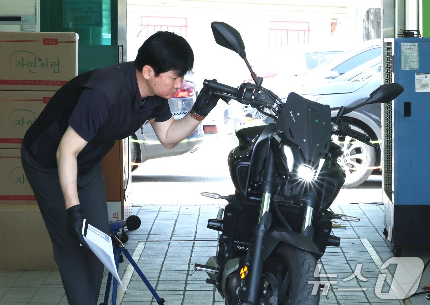 (수원=뉴스1) 김영운 기자 = 이륜자동차(오토바이) 안전검사 제도가 전면 시행된 28일 경기 수원시 권선구 한국교통안전공단 서수원자동차검사소에서 직원이 안전검사 및 사용검사를 하 …