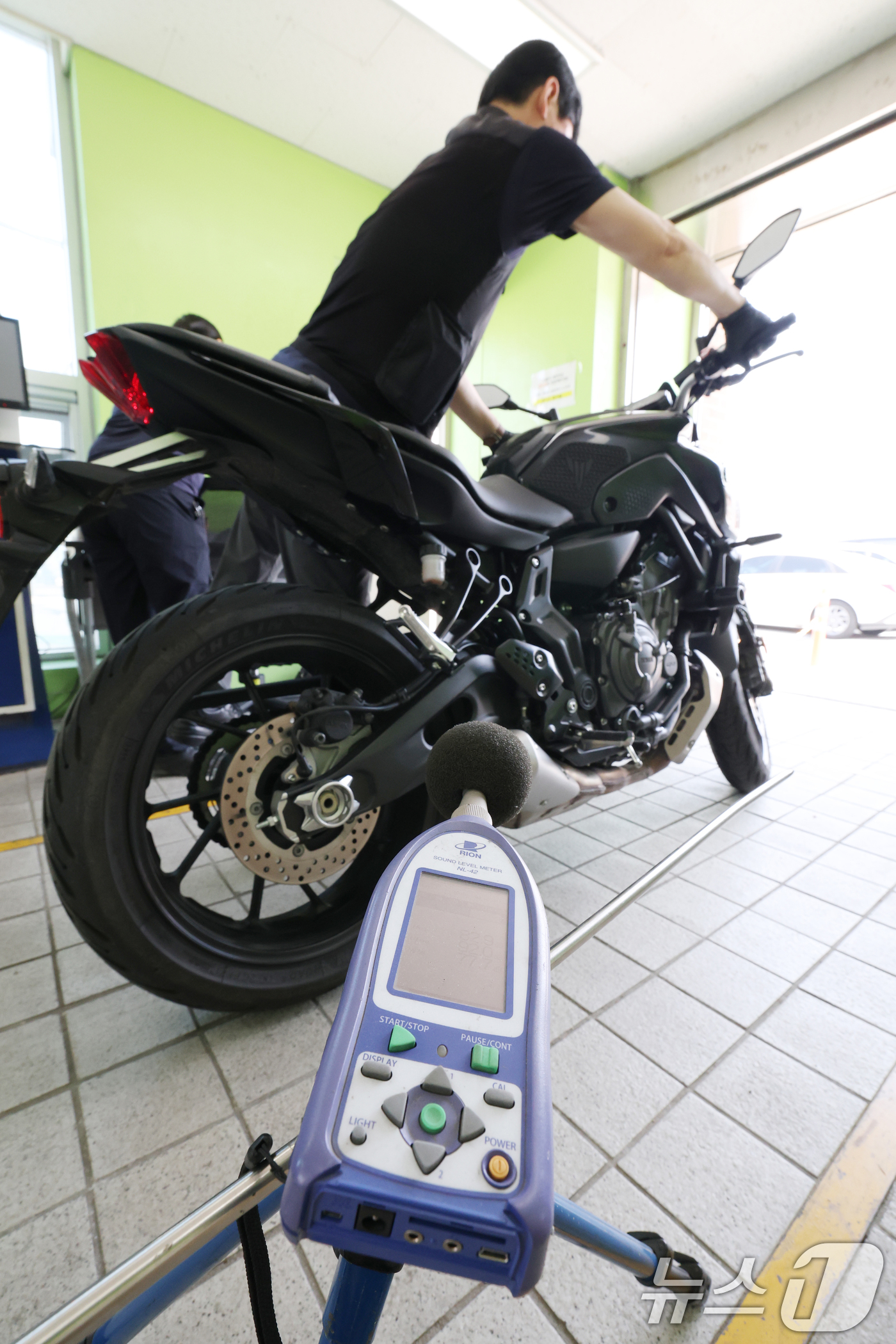 (수원=뉴스1) 김영운 기자 = 이륜자동차(오토바이) 안전검사 제도가 전면 시행된 28일 경기 수원시 권선구 한국교통안전공단 서수원자동차검사소에서 직원이 안전검사 및 사용검사를 하 …