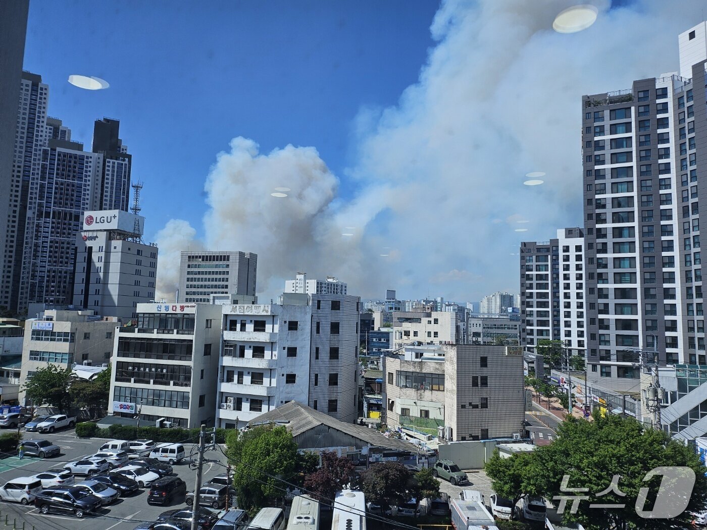 본문 이미지 - 28일 오후 2시 1분쯤 대구 북구 노곡동 함지산에 불이 나 연기가 중구 동인동 중구청사에서도 보이고 있다. 2025.4.28/뉴스1 남승렬 기자