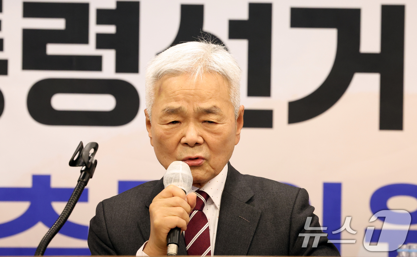 (서울=뉴스1) 김명섭 기자 = 강동호 제21대 대통령선거 범보수 후보 단일화 국민희망추진위원회 위원장이 28일 서울 중구 프레스센터에서 열린 기자회견에서 단일화촉구 성명서를 발표 …