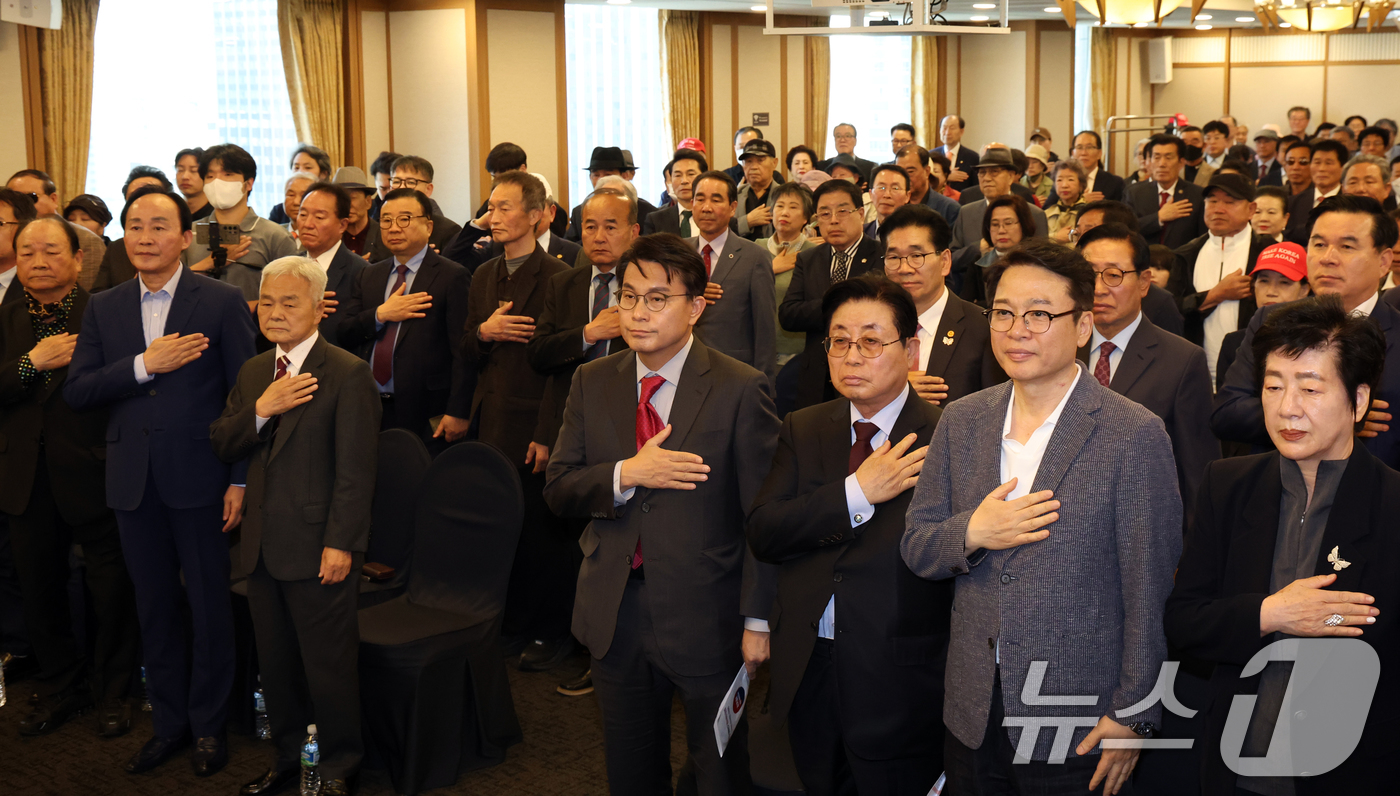 (서울=뉴스1) 김명섭 기자 = 강동호 제21대 대통령선거 범보수 후보 단일화 국민희망추진위원회 위원장, 윤상현 국민의힘 국회의원 등이 28일 서울 중구 프레스센터에서 열린 단일화 …