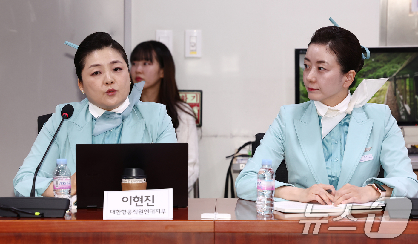 (서울=뉴스1) 김민지 기자 = 이현진 대한항공직원연대지부 노동안전보건부장(왼쪽)이 28일 서울 여의도 국회 의원회관에서 열린 항공승무노동자 노동실태 국회토론회에서 발언하고 있다. …