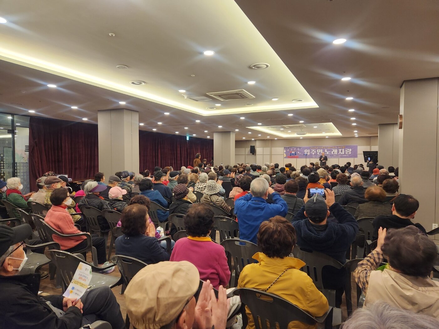 본문 이미지 - &#39;스프링카운티 자이&#39;에서 열린 입주민 노래자랑. 매년 열리고 있는 커뮤니티 행사로, 입주민들의 높은 호응을 얻고 있다&#40;에스씨 제공&#41;.