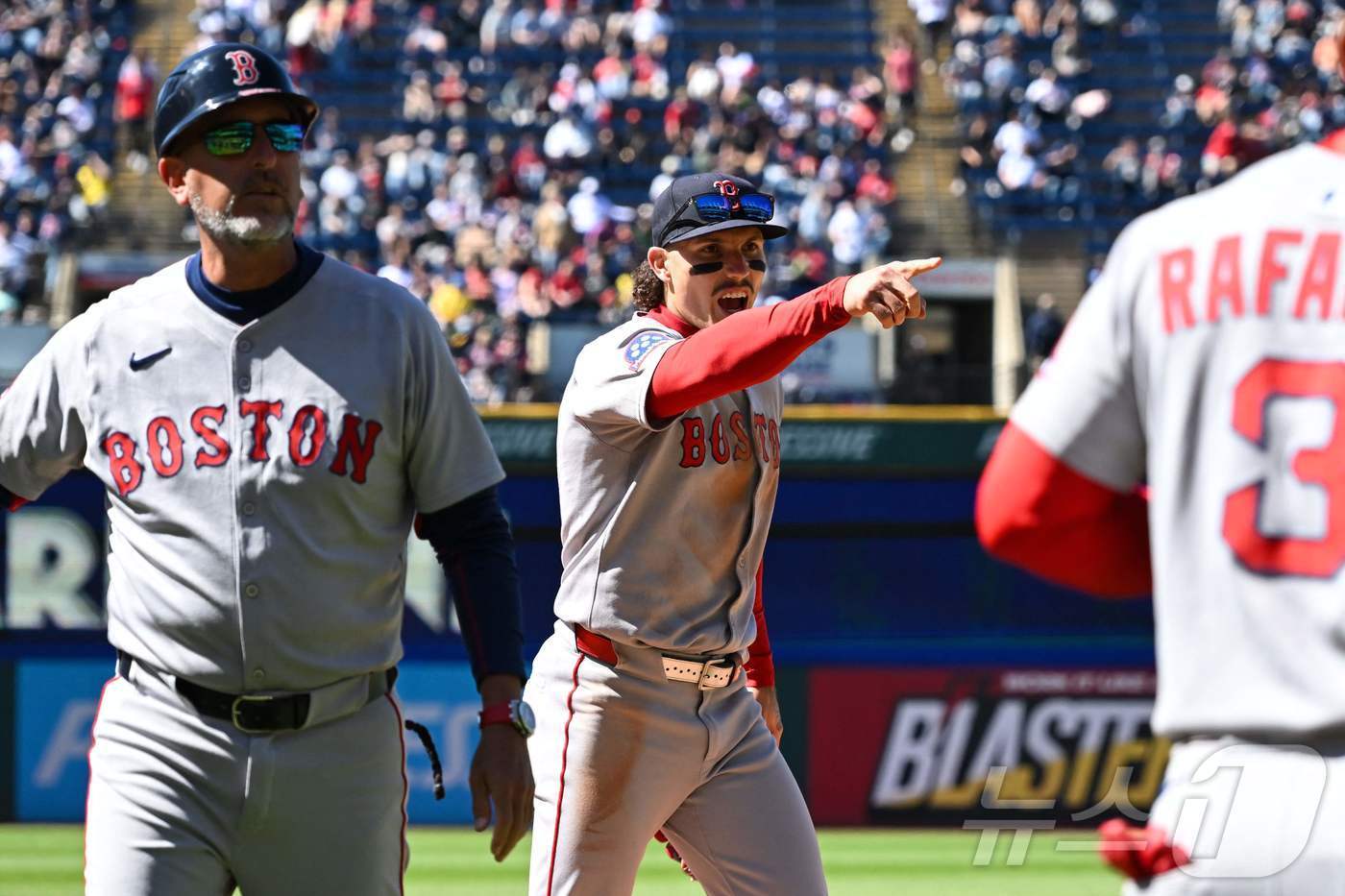 본문 이미지 - MLB 보스턴 듀란이 클리블랜드와 경기 도중 관중과 말다툼을 하고 있다. ⓒ AFP=뉴스1