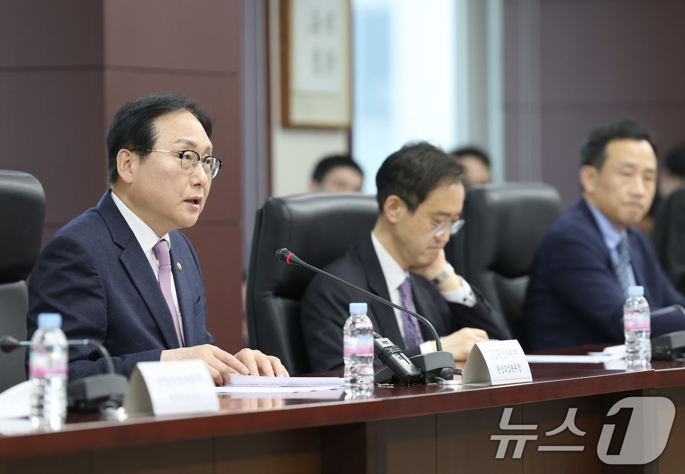 (서울=뉴스1) = 정인교 산업통상자원부 통상교섭본부장이 28일 서울 종로구 무역보험공사에서 열린 '제2차 외국인투자유치 중앙-지방 정책협의회'를 주재하고 있다. (산업통상자원부 …