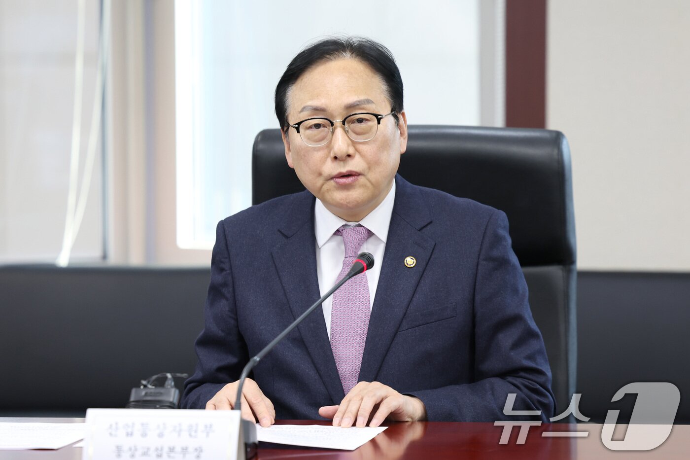 본문 이미지 - 정인교 산업통상자원부 통상교섭본부장이 28일 서울 종로구 무역보험공사에서 열린 '제2차 외국인투자유치 중앙-지방 정책협의회'를 주재하고 있다. (산업통상자원부 제공. 재판매 및 DB 금지) 2025.4.28/뉴스1