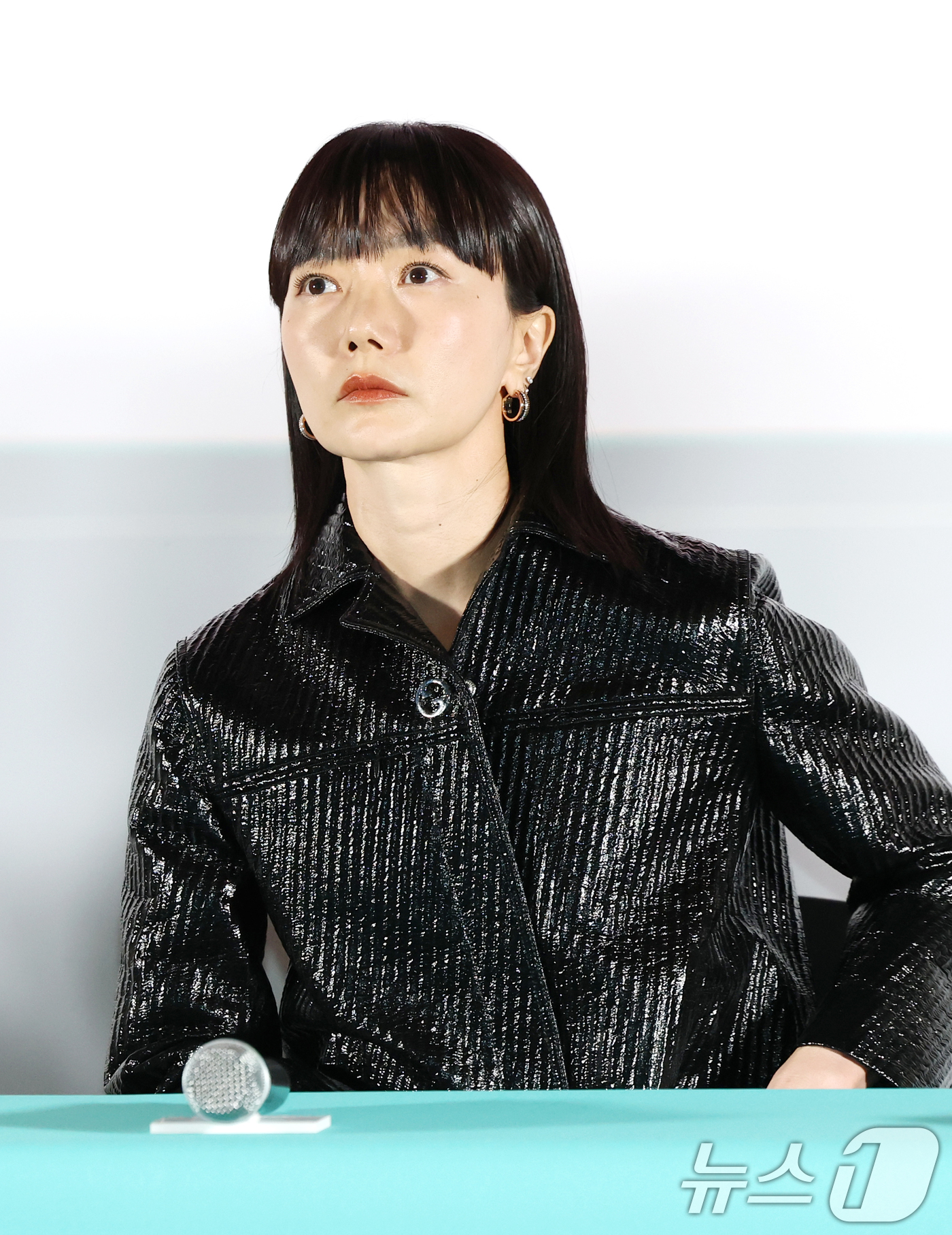 (서울=뉴스1) 권현진 기자 = 배우 배두나가 28일 서울 용산구 CGV 용산아이파크몰에서 열린 영화 '바이러스'(감독 강이관) VIP 시사회에 참석해 객석을 바라보고 있다.'바이 …