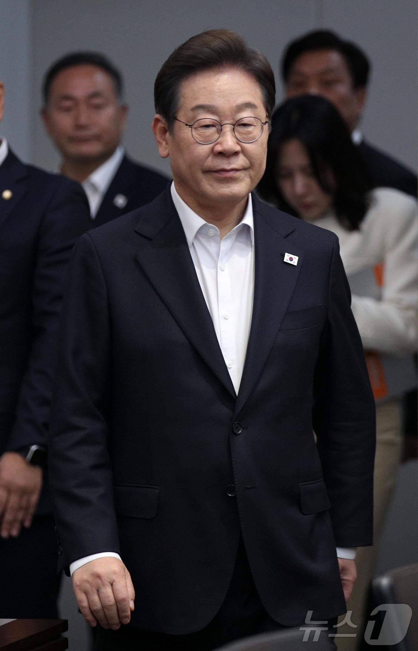 (이천=뉴스1) 국회사진취재단 = 이재명 더불어민주당 대선 후보가 28일 경기 이천시 SK하이닉스를 방문해 간담회장으로 이동하고 있다. 2025.4.28/뉴스1