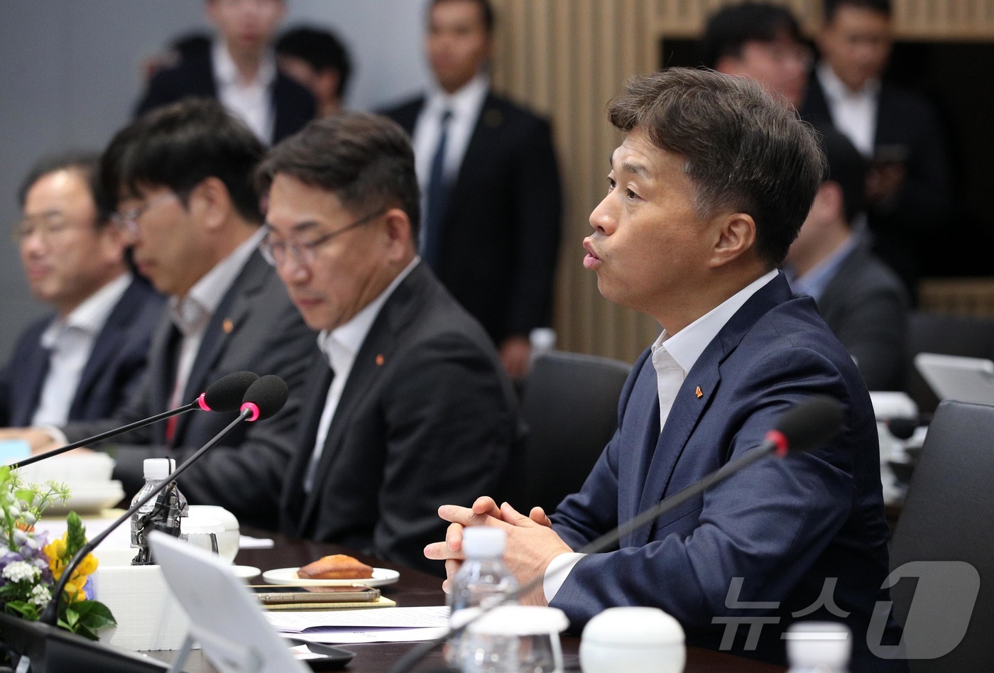 (이천=뉴스1) 국회사진취재단 = 곽노정 SK하이닉스 사장이 28일 경기 이천시 SK하이닉스에서 열린 이재명 더불어민주당 대선 후보와의 ‘K-반도체’ AI메모리반도체 기업 간담회에 …