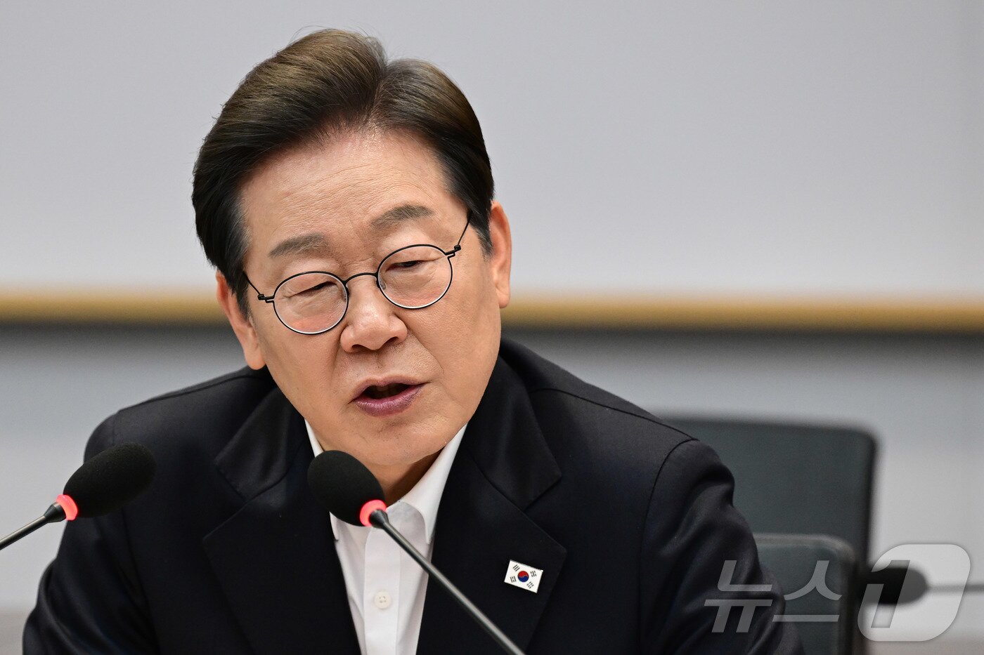 본문 이미지 - 이재명 더불어민주당 대선 후보가 28일 오후 경기도 이천시 SK하이닉스 이천캠퍼스에서 열린 'K-반도체' AI메모리반도체 기업 간담회에 참석해 모두발언을 하고 있다. 2025.4.28/뉴스1 ⓒ News1 국회사진취재단