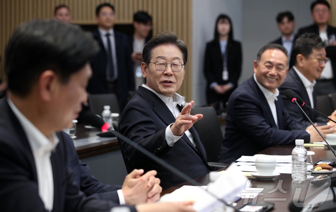 본문 이미지 - 이재명 더불어민주당 대선 후보가 28일 경기 이천시 SK하이닉스에서 열린 ‘K-반도체’ AI 메모리반도체 기업 간담회에서 발언하고 있다. 2025.4.28/뉴스1 ⓒ News1 국회사진취재단