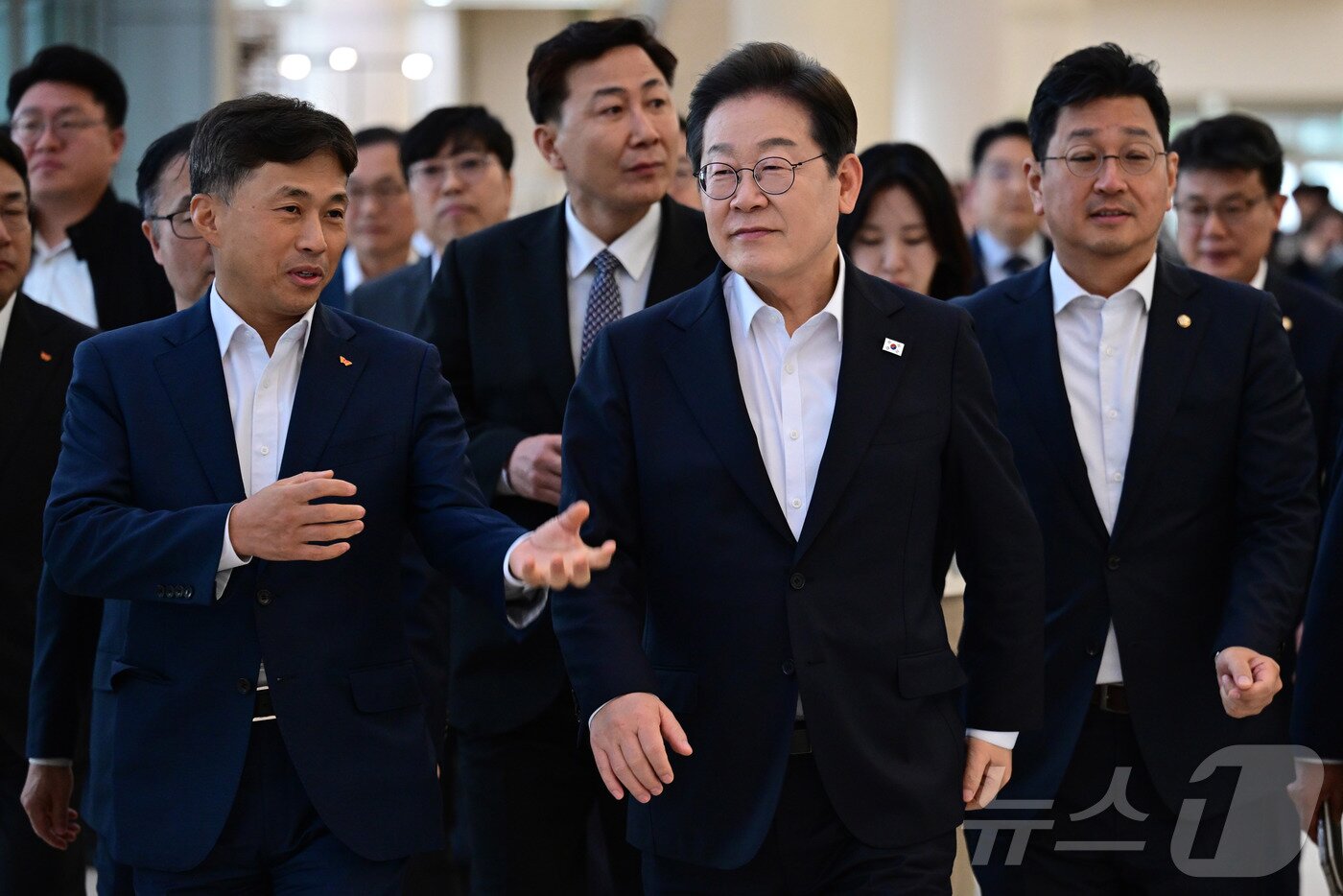 본문 이미지 - 이재명 대통령과 곽노정 SK하이닉스 대표이사 사장&#40;왼쪽&#41;/뉴스1 ⓒ News1 국회사진취재단