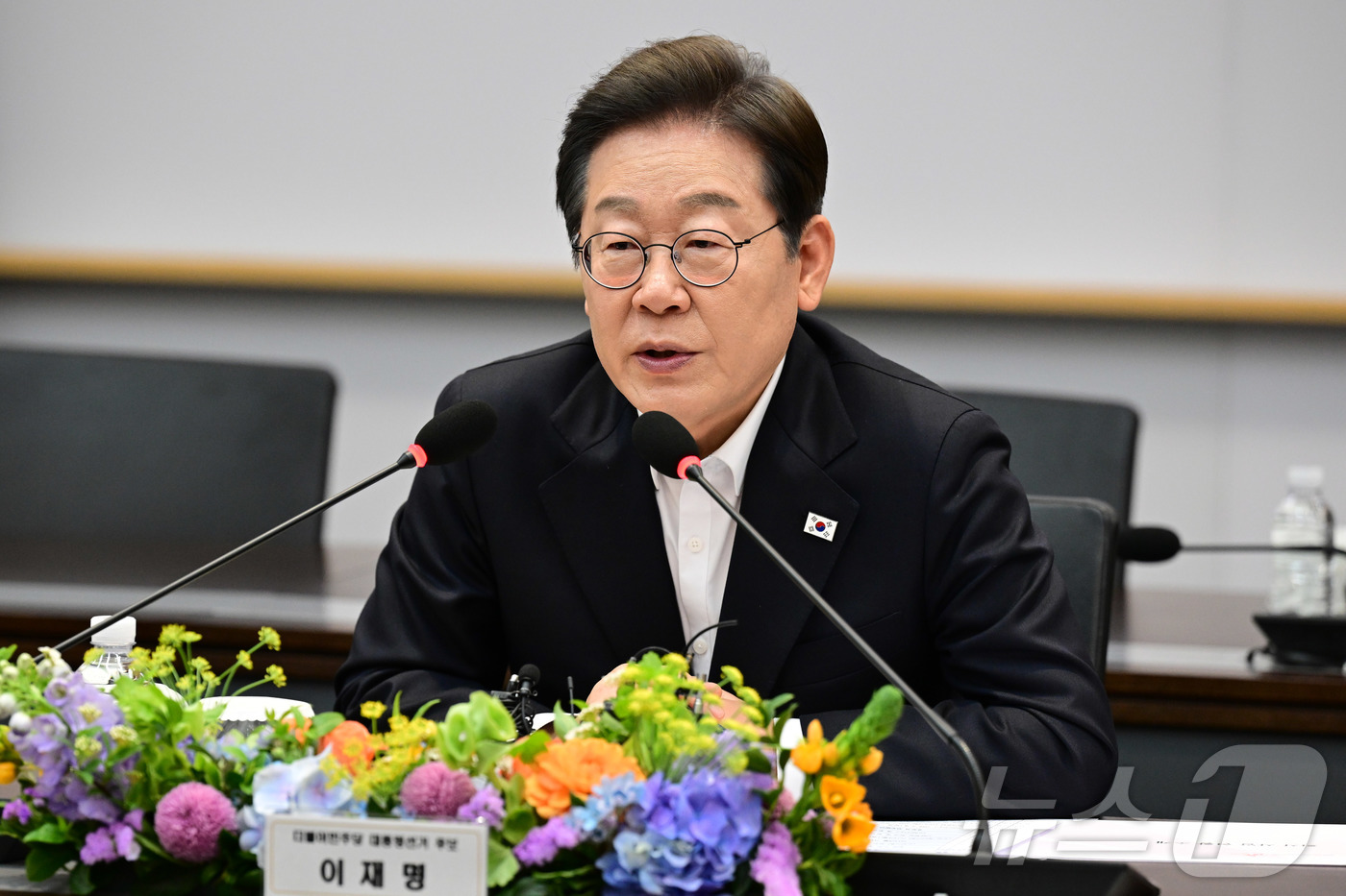 (이천=뉴스1) 국회사진취재단 = 이재명 더불어민주당 대선 후보가 28일 오후 경기도 이천시 SK하이닉스 이천캠퍼스에서 열린 'K-반도체' AI메모리반도체 기업 간담회에 참석해 모 …