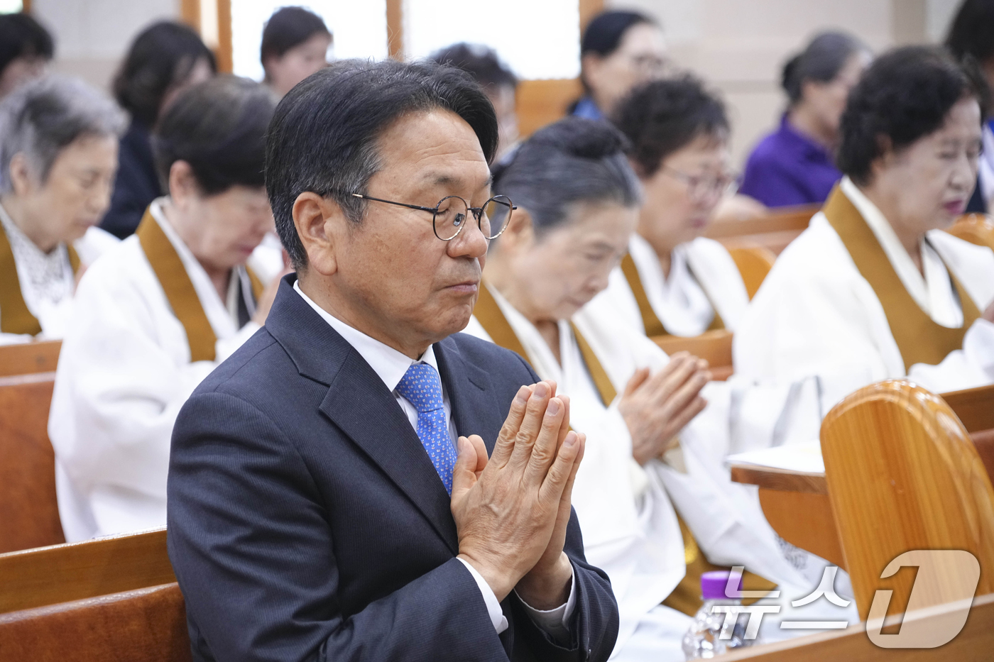 (광주=뉴스1) 박준배 기자 = 강기정 광주시장이 28일 오전 동구 원불교 광주교당에서 열린 '원불교 110주년 대각개교절 경축식'에서 법회에 참여하고 있다.(광주시 제공. 재판매 …