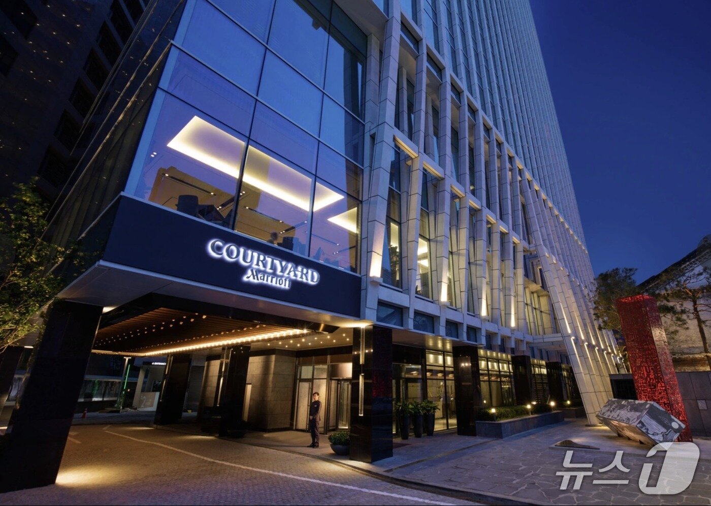 본문 이미지 - KT&G가 매각을 추진하는 코트야드메리어트서울남대문 전경.(코트야드남대문 홈페이지 갈무리)