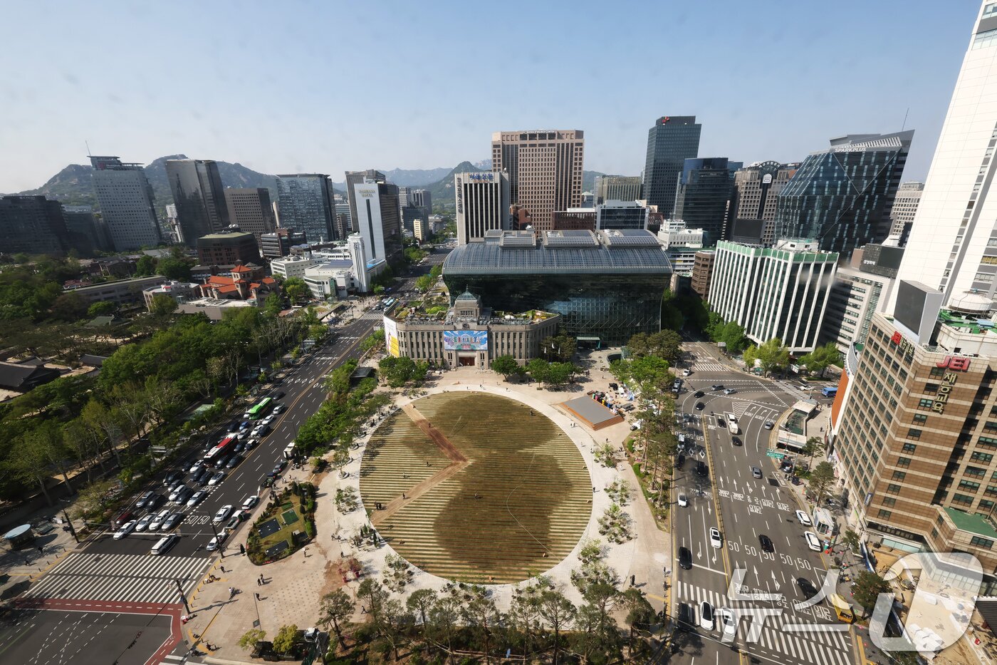 본문 이미지 - 28일 시민들에게 공개된 서울 중구 서울광장의 모습.  2025.4.28/뉴스1 ⓒ News1 장수영 기자