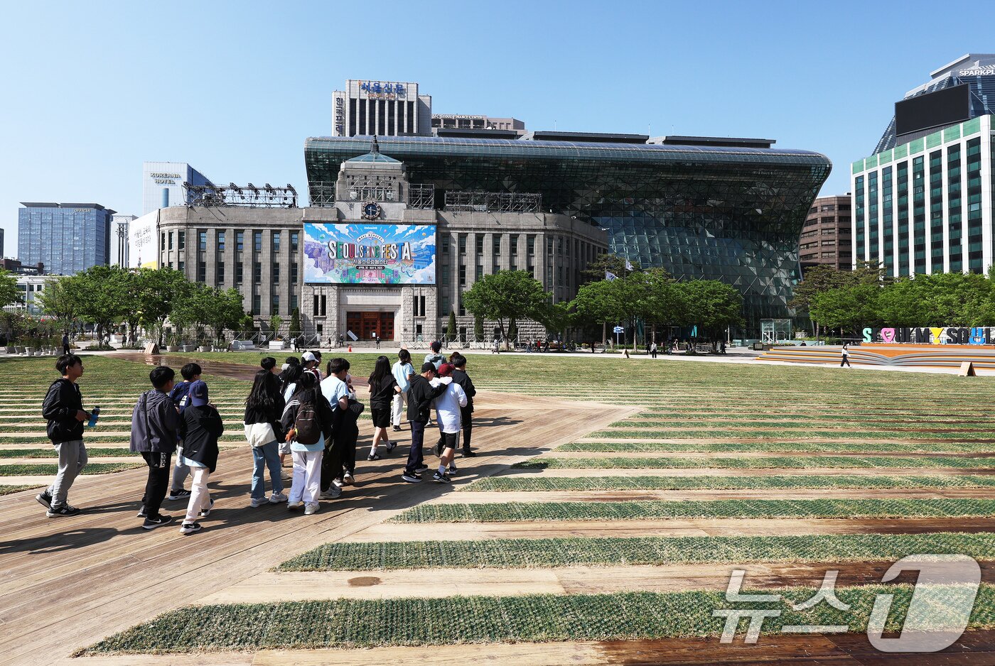 본문 이미지 - 28일 시민들에게 공개된 서울 중구 서울광장의 모습.  2025.4.28/뉴스1 ⓒ News1 장수영 기자